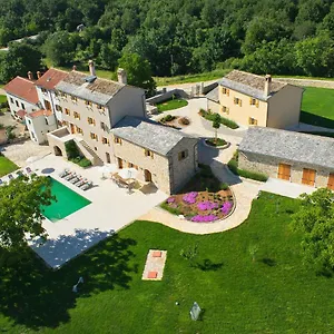  Vikendica Poropati: Luxury Istrian Estate With Large Pool